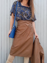 Charger l'image dans la galerie, Ensemble vintage Carla - veste et jupe en cuir d'autruche marron. Taille M, 38, 40