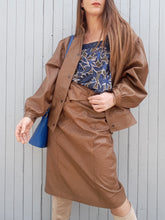 Charger l'image dans la galerie, Ensemble vintage Carla - veste et jupe en cuir d'autruche marron. Taille M, 38, 40