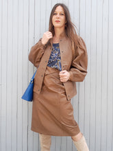 Charger l'image dans la galerie, Ensemble vintage Carla - veste et jupe en cuir d'autruche marron. Taille M, 38, 40