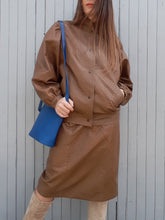 Charger l'image dans la galerie, Ensemble vintage Carla - veste et jupe en cuir d'autruche marron. Taille M, 38, 40