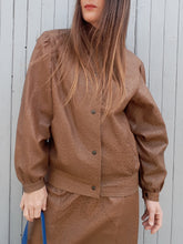 Charger l'image dans la galerie, Ensemble vintage Carla - veste et jupe en cuir d'autruche marron. Taille M, 38, 40