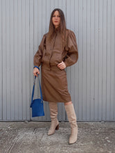 Charger l'image dans la galerie, Ensemble vintage Carla - veste et jupe en cuir d'autruche marron. Taille M, 38, 40