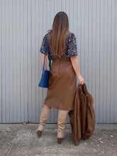 Charger l'image dans la galerie, Ensemble vintage Carla - veste et jupe en cuir d'autruche marron. Taille M, 38, 40