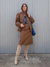 Charger l'image dans la galerie, Ensemble vintage Carla - veste et jupe en cuir d'autruche marron. Taille M, 38, 40