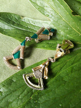 Charger l'image dans la galerie, Boucles d'oreilles vintage Alicia - Balenciaga. Dorée et vertes.