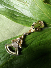 Charger l'image dans la galerie, Boucles d'oreilles vintage Alicia - Balenciaga. Dorée et vertes.