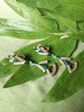 Charger l'image dans la galerie, Boucles d'oreilles vintage Alicia - Balenciaga. Dorée et vertes.