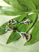 Charger l'image dans la galerie, Boucles d'oreilles vintage Alicia - Balenciaga. Dorée et vertes.