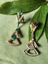 Charger l'image dans la galerie, Boucles d'oreilles vintage Alicia - Balenciaga. Dorée et vertes.
