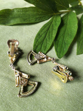 Charger l'image dans la galerie, Boucles d'oreilles vintage Alicia - Balenciaga. Dorée et vertes.