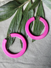 Charger l'image dans la galerie, Boucles d'oreilles vintage Nana - Créoles fuchsia. Fermoir clou.