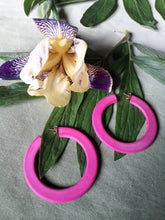 Charger l'image dans la galerie, Boucles d'oreilles vintage Nana - Créoles fuchsia. Fermoir clou.