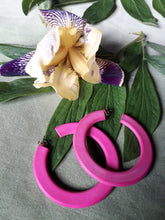 Charger l'image dans la galerie, Boucles d'oreilles vintage Nana - Créoles fuchsia. Fermoir clou.