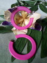 Charger l'image dans la galerie, Boucles d'oreilles vintage Nana - Créoles fuchsia. Fermoir clou.