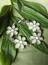Charger l'image dans la galerie, Bracelet années 90' Manon - Chaine de fleurs émail.