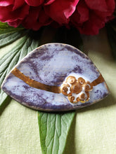 Charger l'image dans la galerie, Broche ancienne Clotilde - Chapeau de dame. Parme & doré