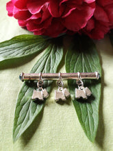 Charger l'image dans la galerie, Broche ancienne Mila - Agatha Paris. En métal argenté, cabochons bleus et chiens.