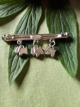 Charger l'image dans la galerie, Broche ancienne Mila - Agatha Paris. En métal argenté, cabochons bleus et chiens.