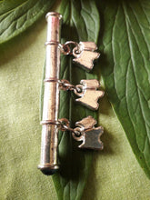 Charger l'image dans la galerie, Broche ancienne Mila - Agatha Paris. En métal argenté, cabochons bleus et chiens.