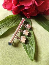 Charger l'image dans la galerie, Broche ancienne Mila - Agatha Paris. En métal argenté, cabochons bleus et chiens.