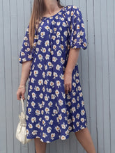 Charger l'image dans la galerie, Robe vintage Lila - Imprimé floral all-over. Coupe ample. Oversize ou Taille L, 40, 42