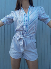Charger l'image dans la galerie, Chemisier vintage Loubna - A froufrous rayés parmes. Taille S, 36, 38