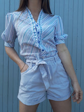 Charger l'image dans la galerie, Chemisier vintage Loubna - A froufrous rayés parmes. Taille S, 36, 38