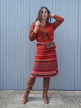 Charger l'image dans la galerie, Ensemble vintage Camille - Gilet et jupe Lainage rouge rayé. Taille S, 36, 38. Made in France