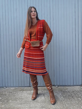 Charger l'image dans la galerie, Ensemble vintage Camille - Gilet et jupe Lainage rouge rayé. Taille S, 36, 38. Made in France