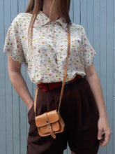 Charger l'image dans la galerie, Chemisier vintage Olivia - Imprimé floral et jolis boutons à strass. Taille M, 38, 40. Fabriqué en France