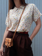 Charger l'image dans la galerie, Chemisier vintage Olivia - Imprimé floral et jolis boutons à strass. Taille M, 38, 40. Fabriqué en France