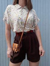 Charger l'image dans la galerie, Chemisier vintage Olivia - Imprimé floral et jolis boutons à strass. Taille M, 38, 40. Fabriqué en France