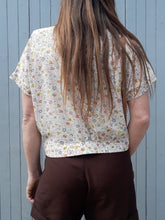 Charger l'image dans la galerie, Chemisier vintage Olivia - Imprimé floral et jolis boutons à strass. Taille M, 38, 40. Fabriqué en France