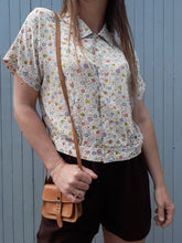 Charger l'image dans la galerie, Chemisier vintage Olivia - Imprimé floral et jolis boutons à strass. Taille M, 38, 40. Fabriqué en France