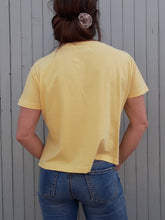 Charger l'image dans la galerie, Tee-shirt vintage Prudence - Naf Naf. Coton jaune. Taille M, 38, 40