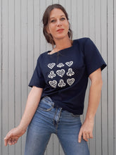 Charger l'image dans la galerie, Tee-shirt vintage Madina - Coton bleu marine Trèfles & cœurs. Taille L, 42, 44