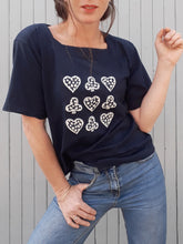 Charger l'image dans la galerie, Tee-shirt vintage Madina - Coton bleu marine Trèfles & cœurs. Taille L, 42, 44