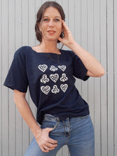 Charger l'image dans la galerie, Tee-shirt vintage Madina - Coton bleu marine Trèfles & cœurs. Taille L, 42, 44