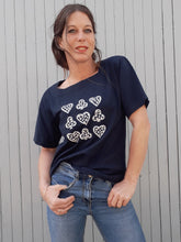 Charger l'image dans la galerie, Tee-shirt vintage Madina - Coton bleu marine Trèfles & cœurs. Taille L, 42, 44