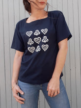 Charger l'image dans la galerie, Tee-shirt vintage Madina - Coton bleu marine Trèfles & cœurs. Taille L, 42, 44