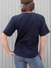 Charger l'image dans la galerie, Tee-shirt vintage Madina - Coton bleu marine Trèfles & cœurs. Taille L, 42, 44