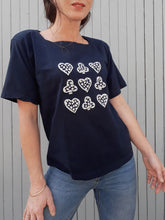 Charger l'image dans la galerie, Tee-shirt vintage Madina - Coton bleu marine Trèfles & cœurs. Taille L, 42, 44