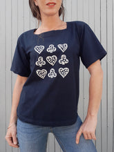Charger l'image dans la galerie, Tee-shirt vintage Madina - Coton bleu marine Trèfles & cœurs. Taille L, 42, 44