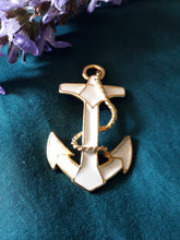 Charger l'image dans la galerie, Broche Océane - Ancre marine dorée et blanche.