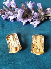 Charger l'image dans la galerie, Boucles d'oreilles anciennes Philippine - Clips dorés ajourés, fleurs blanches et strass bleus.