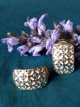 Charger l'image dans la galerie, Boucles d'oreilles anciennes Philippine - Clips dorés ajourés, fleurs blanches et strass bleus.