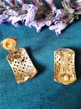 Charger l'image dans la galerie, Boucles d'oreilles anciennes Philippine - Clips dorés ajourés, fleurs blanches et strass bleus.