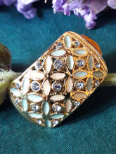 Charger l'image dans la galerie, Boucles d'oreilles anciennes Philippine - Clips dorés ajourés, fleurs blanches et strass bleus.