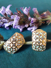 Charger l'image dans la galerie, Boucles d'oreilles anciennes Philippine - Clips dorés ajourés, fleurs blanches et strass bleus.