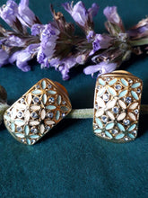Charger l'image dans la galerie, Boucles d'oreilles anciennes Philippine - Clips dorés ajourés, fleurs blanches et strass bleus.